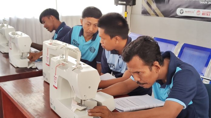 FOTO: Warga binaan Rutan Kelas IIB Barru bekerja sama dengan Balai Pelatihan Vokasi dan Produktivitas (BPVP) Kabupaten Pangkep menyelenggarakan kegiatan Pelatihan Berbasis Kompetensi Tailor Made Training tahun 2025.