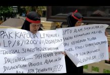 Geruduk Mapolrestabes Medan Emak-emak Klaim Jadi Korban Kriminalisasi FOTO: Emak-emak yang mengaku jadi korban kriminalisasi membawa sejumlah poster di depan Mapolrestabes Medan, Rabu (3/9)