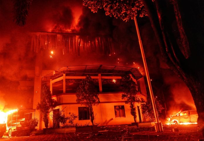 IMG-20250904-WA0016 FOTO: Kantor DPRD Kota Makassar saat dibakar oleh kelompok massa anarkis pada Jumat malam (29/8/205). (Properti via Facebook)