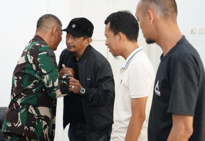 IMG-20250904-WA0136 FOTO: Mayjen TNI Windiyatno saat menerima Ketua Lembaga Study Hukum dan Advokasi Rakyat (LASKAR), Bung Illank Radjab.