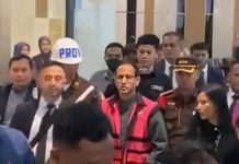 Ditetapkan Jadi Tersangka, Kejagung Tahan Nadiem Makarim FOTO: Tangkap layar saat eks Menteri Pendidikan Kebudayaan, Riset, dan Teknologi (Kemendikbudristek), Nadiem Makarim diangkut ke mobil tahanan milik kejaksaan agung.