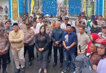 Massa Aksi Geruduk DPRD Deli Serdang, SPPD Ketua Rp 1,1 M, Mobil Dinas Rp4 Miliar, Zakky Menghilang FOTO: Massa AMPK lakukan unjuk rasa ke Kantor DPRD Deliserdang dan meminta Kejari setempat untuk memeriksa uang perjalanan dinas pimpinan dewan, Kamis (4/9/25).