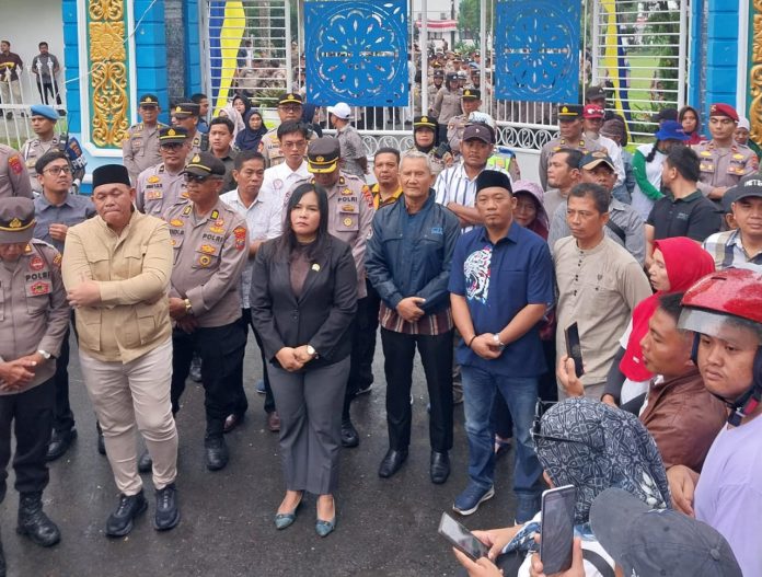 FOTO: Massa AMPK lakukan unjuk rasa ke Kantor DPRD Deliserdang dan meminta Kejari setempat untuk memeriksa uang perjalanan dinas pimpinan dewan, Kamis (4/9/25).