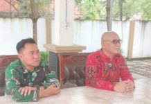 Event Tertunda, Refund Dituntut: Reputasi Samsung Palopo Half Marathon Dipertaruhkan Gambar : Ketua Panitia Samsung Palopo Half Marathon, Darwis (pria berbaju merah) saat menggelar jumpa pers di kediamannya, Kecamatan Bara, Kota Palopo, Sulawesi Selatan, Kamis (4/9/2024).