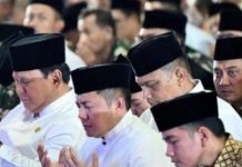 Netizen Soroti Keberadaan Letkol Teddy Diantara Presiden dan Wapres, Juga Soal Gibran Gunakan Baju Batik FOTO: Hasil tangkapan layar saat Presiden dan Wapres hadiri peringatan Maulid Nabi Muhammad SAW 1447 di Masjid Istiqlal, Jakarta, pada Kamis, 4 September 2025.