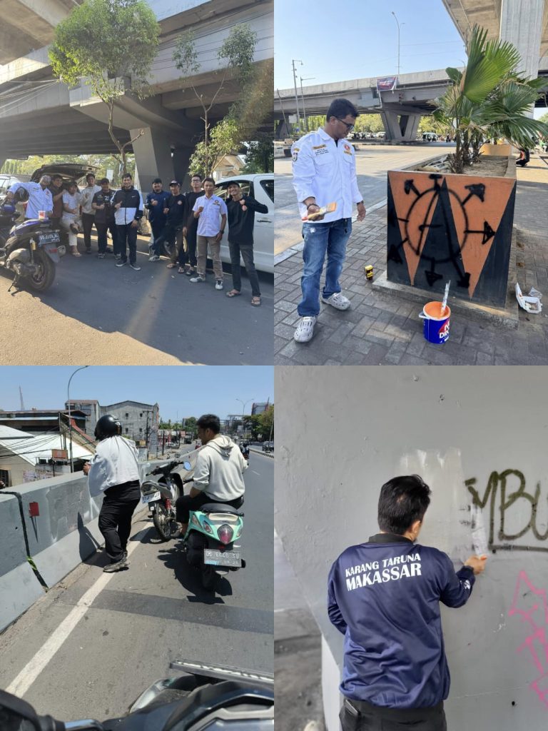 FOTO: Karang Taruna dan Ormas yang ada di kota Makassar saat melakukan aksi bersih bersih di kawasan flyover Km 4 Kota Makassar. Jumat (5/9) 