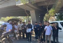 Makassar Rumah Kita, Ketua Karang Taruna Inisiasi Bersih Kota Bersama Ormas FOTO: Karang Taruna dan Ormas yang ada di kota Makassar saat melakukan aksi bersih bersih di kawasan flyover Km 4 Kota Makassar. Jumat (5/9)
