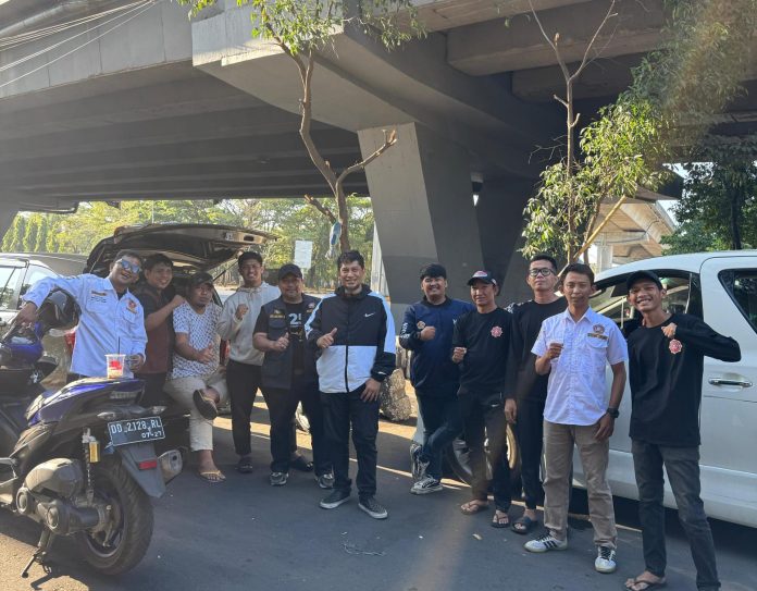 FOTO: Karang Taruna dan Ormas yang ada di kota Makassar saat melakukan aksi bersih bersih di kawasan flyover Km 4 Kota Makassar. Jumat (5/9)