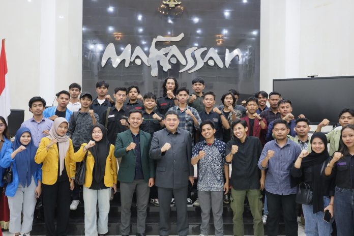 FOTO: Silahturahmi BEM lintas kampus bersama Wali Kota Makassar Munafri Arifuddin, Sekretaris Daerah (Sekda) Kota Makassar Andi Zulkifly Nanda dan Pelaksana Tugas (Plt) Kepala Dinas Pemuda dan Olahraga (Kadispora Fadli Wellang di Rumah Jabatan Wali Kota Makassar, Jl Haji Ince Saleh Dg Tompo, Kamis (4/9/2025) malam. (Properti Pemkot Makassar)