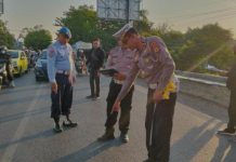 Akibat Lakalantas Mobil Dinas Milik TNI AU Tewaskan Pengemudi Becak di Gowa FOTO: Aparat Kepolisian dan POM AU saat melakukan olah TKP Lakalantas di Jalan Poros Gowa–Takalar, tepatnya di Dusun Taborong, Desa Bontoala, Kecamatan Pallangga.