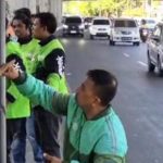 Usai Karang Taruna dan Ormas, Kini Pengemudi Ojol Ikut Bersihkan Kota Makassar Paska Unjuk Rasa FOTO: Pengemudi ojek online (Ojol) di Kota Makassar menggelar kegiatan bersih bersih di kawasan flyover dan jalan AP Pettarani pada Sabtu (6/9).