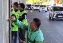Usai Karang Taruna dan Ormas, Kini Pengemudi Ojol Ikut Bersihkan Kota Makassar Paska Unjuk Rasa FOTO: Pengemudi ojek online (Ojol) di Kota Makassar menggelar kegiatan bersih bersih di kawasan flyover dan jalan AP Pettarani pada Sabtu (6/9).