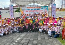 Karnaval dan Defile Tenas SMANSA Makassar Ke 4 Dilepas Wali Kota Yogyakarta, 163 Alumni Angkatan’84 Ikut Serta FOTO: Pengurus IKA Smansa’84 bersama 163 alumni ikut dalam kegiatan defile Temu Nasional Alumni SMANSA (TENAS) ke-4 yang akan digelar di Yogyakarta, September 2025 ini.
