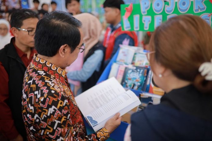 IMG-20250907-WA0131 FOTO: Rektor Unhas Prof. Dr. Ir. Jamaluddin Jompa, M.Sc. berkesempatan hadir dalam Expo Kuliah Kerja Nyata Kegiatan berlangsung pada Sabtu (6/9) di GOR JK Arenatorium, Kampus Tamalanrea.