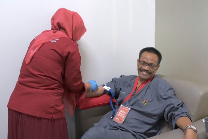 IMG-20250909-WA0319 FOTO: Calon Rektor Unhas Periode 2026-2030 Prof. Dr. Sukardi Weda, SS., M.Hum., M.Pd., M.Si., MM., M.Sos.I, MA. Saat pemeriksaan kesehatan di Rumah Sakit Pendidikan (RSP) Unhas