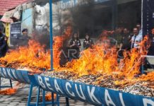 LASKAR Sinis Tanggapi Aksi Bea Cukai Makassar: Tangkap Dulu Mafianya, Jangan Hanya Bakar Barang Bukti FOTO: Ilustrasi pembakaran barang bukti oleh pihak Bea Cukai, (Properti via Google)