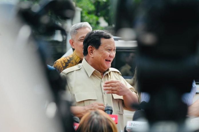 FOTO: Presiden Prabowo Subianto saat menemui wartawan dalam kunjungan kerjanya di Sekolah Rakyat Menengah Atas 10 MargagunaAtas 10 Jakarta Selatan, Kamis (11/9/2025) siang. (Properti Seskab)