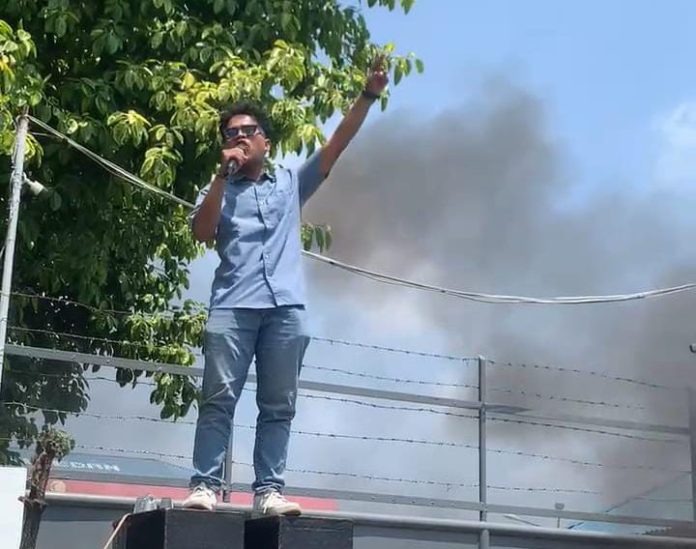 FOTO: Wakil Ketua Koalisi Pemerhati Indonesia Raya (KAPIR), Rahmad Situmorang saat menyampaikan orasinya saat unjuk rasa