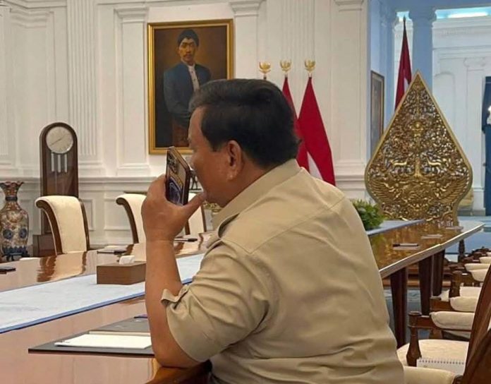 FOTO: Presiden Prabowo saat menelpon Emir Qatar Pascaserangan Israel ke Doha. (Properti milik BPMI Setpres)