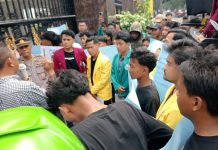 FRAKSI Geruduk Kejati Sumut: Desak Pemeriksa Pimpinan DPRD Deliserdang Terkait SPPD FOTO: Forum Keadilan Sosial Rakyat Indonesia (FRAKSI) menggelar aksi demonstrasi di depan kantor Kejaksaan Tinggi Sumatera Utara (Kejati Sumut), Jl .A.H Nasution, Kecamatan Medan Johor, Kota Medan, Kamis (11/09/2025).
