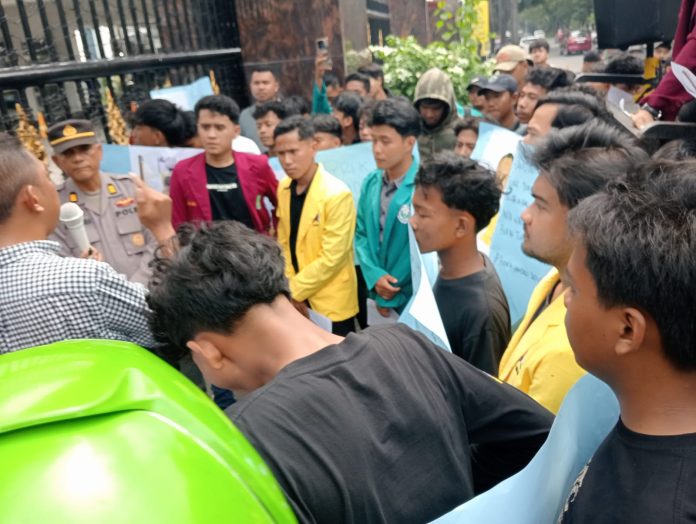 FOTO: Forum Keadilan Sosial Rakyat Indonesia (FRAKSI) menggelar aksi demonstrasi di depan kantor Kejaksaan Tinggi Sumatera Utara (Kejati Sumut), Jl .A.H Nasution, Kecamatan Medan Johor, Kota Medan, Kamis (11/09/2025).