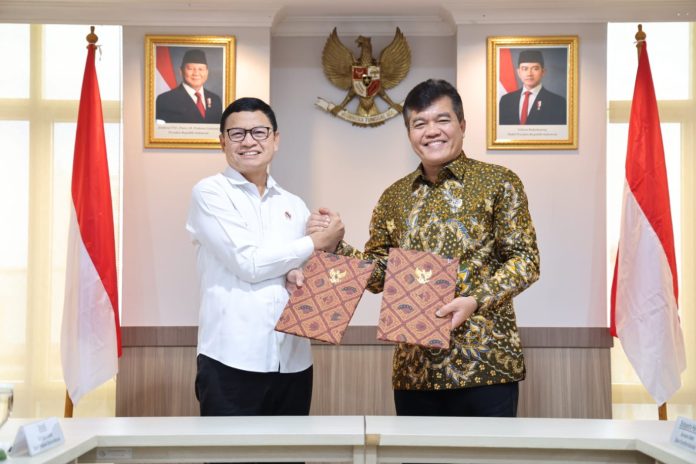 IMG-20250912-WA0216 FOTO: Kepala BPOM, Prof. Dr. Taruna Ikrar dan Kepala Barantin Sahat Manaor Panggabean usai menandatangani Nota Kesepahaman (MoU) tentang Sinergi Tugas dan Fungsi di Bidang Karantina Hewan, Ikan, dan Tumbuhan serta Pengawasan Obat dan Makanan.
