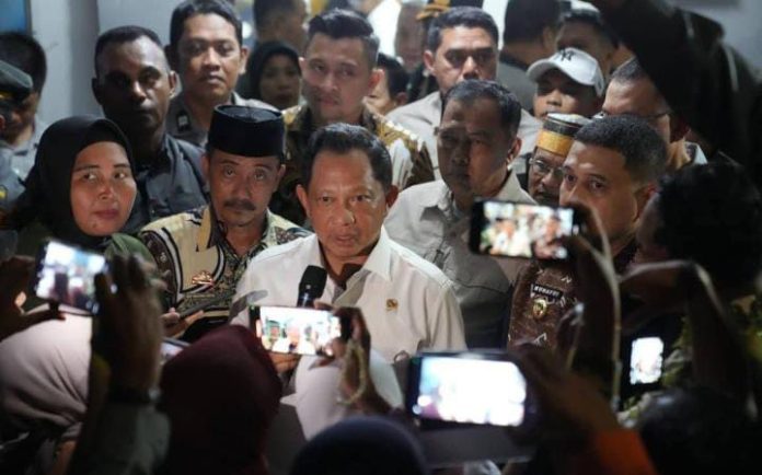 IMG-20250912-WA0218 FOTO: Menteri Dalam Negeri Tito Karnavian saat menemui wartawan usai menghadiri rapat koordinasi bersama Gubernur Sulawesi Selatan, Wakil Gubernur, Forkopimda Sulsel, serta seluruh bupati dan wali kota se-Sulawesi Selatan (Sulsel) di rumah jabatan Gubernur Sulsel, Rabu (10/9/2025).
