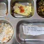 Istana Presiden Respon Kasus Keracunan Siswa Akibat MBG FOTO: Secarik kertas dari siswa SD SD Tamalanrea 2 bertuliskan, "Tidak Enak, Nasi Keras, Telur Tidak Enak". (Sumber: Aliansi Masyarakat Tamalanrea)