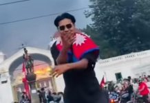 Usai Bakar Gedung DPR, Gen Z Nepal Joget Pacu Jalur Diatas Motor Gede FOTO: Hasil tangkapan layar dari video di aplikasi Tiktok saat seorang anak muda melakukan aksi joget pacu jalur dengan latar belakang gedung DPR Nepal yang mengalami kebakaran.