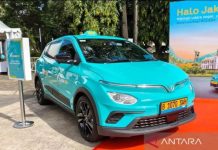 200 Unit Taksi Listrik Mengaspal di Kawasan Mamminasata FOTO: Mobil taksi listrik Xanh SM yang dipajang saat acara peluncuran di Plaza Tenggara Stadion Gelora Bung Karno, Jakarta pada Rabu (18/12/2024). (ANTARA/Farhan Arda Nugraha)
