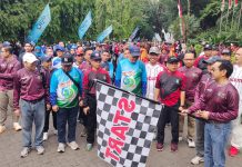 Funwalk Meriah Warnai Dies Natalis ke-69 Unhas, Lebih 50 Tenant Ramaikan Kegiatan FOTO: Rektor Unhas, Prof. Dr. Ir. Jamaluddin Jompa, M.Sc., saat melepas peserta Funwalk dalam rangka memperingati Dies Natalis ke-69. Kegiatan berlangsung meriah, mulai pukul 06.30 Wita, di lingkungan Kampus Unhas Tamalanrea, dan diikuti oleh ribuan sivitas akademika, Minggu (14/09).