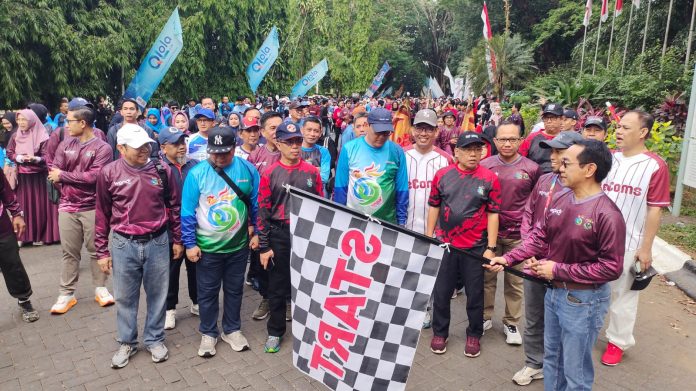 IMG-20250914-WA0264 FOTO: Rektor Unhas, Prof. Dr. Ir. Jamaluddin Jompa, M.Sc., saat melepas peserta Funwalk dalam rangka memperingati Dies Natalis ke-69. Kegiatan berlangsung meriah, mulai pukul 06.30 Wita, di lingkungan Kampus Unhas Tamalanrea, dan diikuti oleh ribuan sivitas akademika, Minggu (14/09).