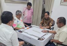 LASKAR Sulsel Desak Presiden Tindak Tegas Pejabat Publik yang Bermain dengan Tersangka Pembalakan Liar FOTO: Menhut Raja Juli Antoni (batik coklat) bermain domino bersama eks Menteri P2MI Abdul Kadir Karding, dan pengusaha Aziz Wellang. (Istimewa)