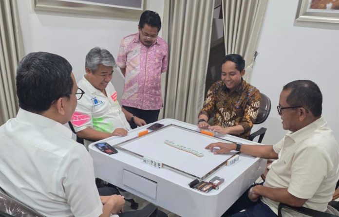 IMG-20250914-WA0281 FOTO: Menhut Raja Juli Antoni (batik coklat) bermain domino bersama eks Menteri P2MI Abdul Kadir Karding, dan pengusaha Aziz Wellang. (Istimewa)