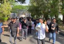 Diduga Ada Permainan di Balik Penerimaan Murid Baru, Aliansi Masyarakat BTP Geruduk Dinas Pendidikan Sulsel FOTO: Aliansi Masyarakat Bumi Tamalanrea Permai (BTP) kembali menggelar aksi demonstrasi di depan kantor Dinas Pendidikan Provinsi Sulawesi Selatan. Senin (25/9/2025)