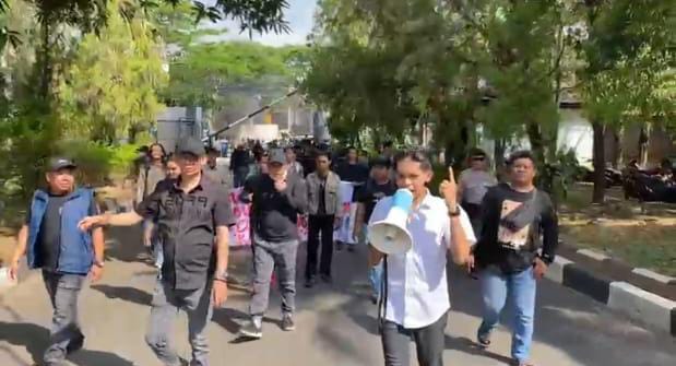 IMG-20250915-WA0249 FOTO: Aliansi Masyarakat Bumi Tamalanrea Permai (BTP) kembali menggelar aksi demonstrasi di depan kantor Dinas Pendidikan Provinsi Sulawesi Selatan. Senin (25/9/2025)