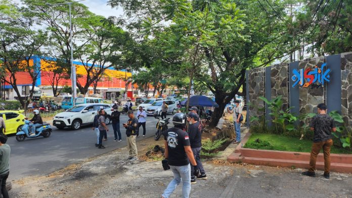 FOTO: KAPAK 21 saat menggelar aksi unjuk rasa di kantor Dinas Pendidikan Provinsi Sulawesi Selatan beberapa waktu lalu.