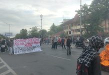 GP3I dan AMORAS Desak Mendiktisaintek Copot Rektor UNM FOTO: GP3I dan AMORAS gelar aksi demonstrasi di depan gedung rektorat UNM Makassar, Jalan AP Pettarani, Senin (15/9).