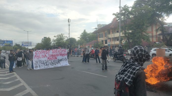 FOTO: GP3I dan AMORAS gelar aksi demonstrasi di depan gedung rektorat UNM Makassar, Jalan AP Pettarani, Senin (15/9).