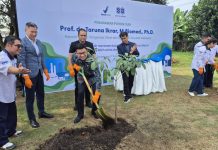 Taruna Ikrar Kepala BPOM RI, Tanam Pohon & Resmikan Fasilitas Sunthi Sepuri FOTO: Kepala Badan Pengawas Obat dan Makanan (BPOM) RI, Prof. Dr. Taruna Ikrar, meresmikan fasilitas produksi terbaru PT Sunthi Sepuri.