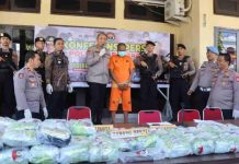 JAN Sulsel Apresiasi Polres Parepare Tangkap Kurir Pembawa 44 Kg Narkotika Jenis Sabu FOTO: Kapolres Parepare AKBP Indra Waspada Yuda saat menggelar konferensi pers di Halaman Polres Parepare terkait diamankannya kurir berinisial AA (33) dan 44 bungkus teh Cina yang terbukti merupakan barang terlarang berupa narkotika jenis sabu. Kamis (18/9/2025). (Properti via Google)