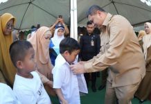 Sudah di Ranah Hukum Tiba-tiba Sekda Makassar Sebut Seragam Gratis Bersumber dari Dana Efisiensi FOTO: Wali Kota Makassar Munafri Arifuddin membagikan seragam gratis kepada siswa baru SD Sambung Jawa dan SMPN 3. (Foto: HO)