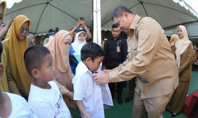 IMG-20250918-WA0333 FOTO: Wali Kota Makassar Munafri Arifuddin membagikan seragam gratis kepada siswa baru SD Sambung Jawa dan SMPN 3. (Foto: HO)
