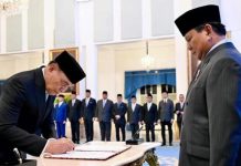 Lantik Djamari Chaniago Jadi Menko Polkam, ISDS: Bukti Prabowo Tidak Mengutamakan Dendam FOTO: Presiden Prabowo saat melantik Djamari Chaniago sebagai Menteri Koordinator Bidang Politik dan Keamanan (Menko Polkam) di Istana Negara Jakarta, 17 September 2025. (Seskab)