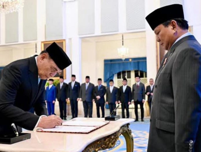 FOTO: Presiden Prabowo saat melantik Djamari Chaniago sebagai Menteri Koordinator Bidang Politik dan Keamanan (Menko Polkam) di Istana Negara Jakarta, 17 September 2025. (Seskab)