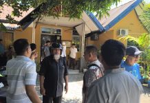 Pagar Pembatas Dibongkar, Warga Perumahan Demo di Kantor Camat FOTO: Puluhan warga kompleks perumahan Budi Daya Permai kecamatan Tamalanrea kota Makassar mendatangi dan menggelar aksi demonstrasi di kantor camat Tamalanrea Makassar pada Jumat, 19 September 2025.