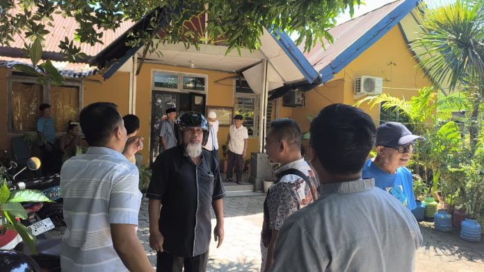 IMG-20250919-WA0502 FOTO: Puluhan warga kompleks perumahan Budi Daya Permai kecamatan Tamalanrea kota Makassar mendatangi dan menggelar aksi demonstrasi di kantor camat Tamalanrea Makassar pada Jumat, 19 September 2025.