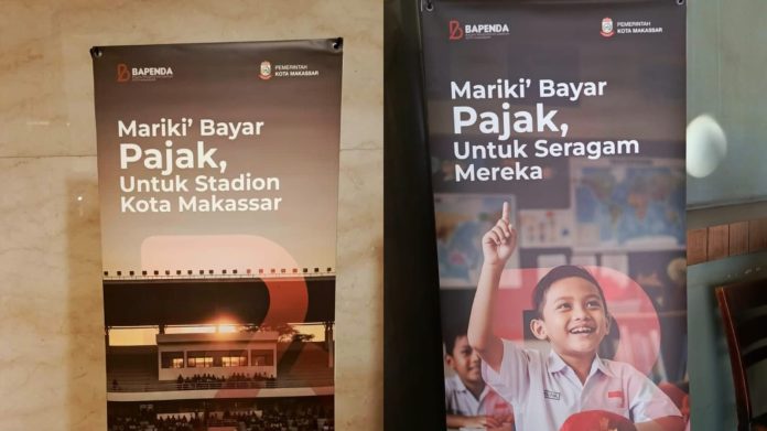 IMG-20250920-WA0008 FOTO: Dua banner ajakan membayar pajak kepada warga milik Bapenda Kota Makassar. (Kolase)