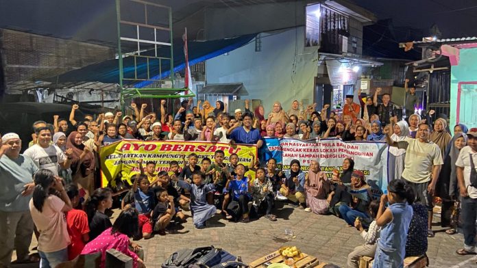 IMG-20250920-WA0341 FOTO: Masyarakat Mula Baru, Tamalalang, Alamanda, dan Akasia yang tergabung dalam Gerakan Rakyat Menolak Lokasi PLTSa (Geram PLTSa) mengecam keras langkah Fakultas Ilmu Budaya Universitas Hasanuddin (Unhas) yang menandatangani Nota Kesepahaman (MoU) dengan PT Sarana Utama Sinergi.