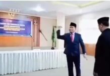 Sifat Arogan Kakanwil Kemenag NTB Lempar Stand Mikrofon Usai Pelantikan Pejabat FOTO: Kakanwil Kemenag NTB saat melemparkan stand mikrofon usai pelantikan Kepala Kemenag Dompu. Kejadian itu berlangsung di Aula Kantor Kanwil Kemenag NTB pada Jumat (19/09/2025) lalu dan kini viral di berbagai platform media sosial. (Tangkap layar dari video viral di instagram)